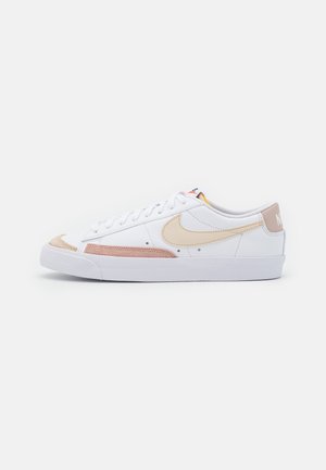 BLAZER '77 - Sneakersy niskie - white/pink oxford/fossil stone/pearl white/black/team orange