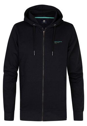 Sudadera con cremallera negra hecha de tela suave, que cuenta con capucha con cordón, bolsillos laterales y texto impreso en el área del pecho izquierdo.