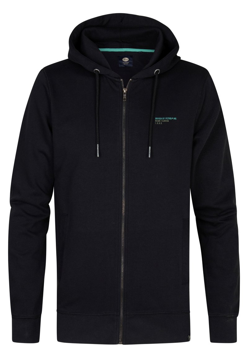 Sudadera con cremallera negra hecha de tela suave, que cuenta con capucha con cordón, bolsillos laterales y texto impreso en el área del pecho izquierdo.
