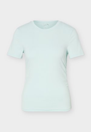 Lys mintgrøn kortærmet ribstrikket tætsiddende T-shirt med rund hals på ensartet lysegrå baggrund.