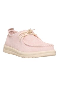 Scarpa in suede rosa chiaro con punta arrotondata, dettagli cuciti e lacci color crema. La suola è leggermente testurizzata e imbottita.