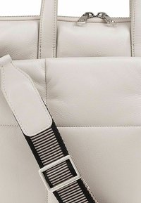 DUDU TOGEAN  - Notebooktasche - pearl