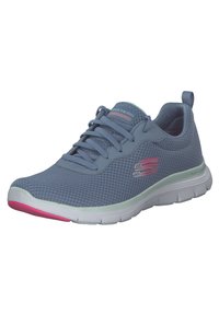Sneaker in mesh azzurro chiaro con superficie testurizzata, dettagli rosa a contrasto sulla suola e colletto imbottito. Presenta chiusura con lacci e logo.