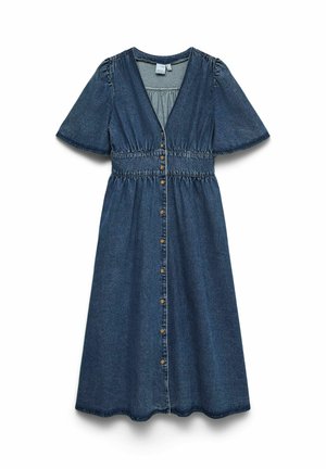 Vestido midi de mezclilla con mangas cortas de vuelo, escote en V, cintura fruncida y cierre frontal con botones en tonos marrones.