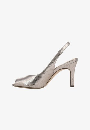 Tacco slingback argento con tomaia in finta pelle texture, design a punta aperta e tacco sottile, caratterizzato da un motivo geometrico in rilievo.