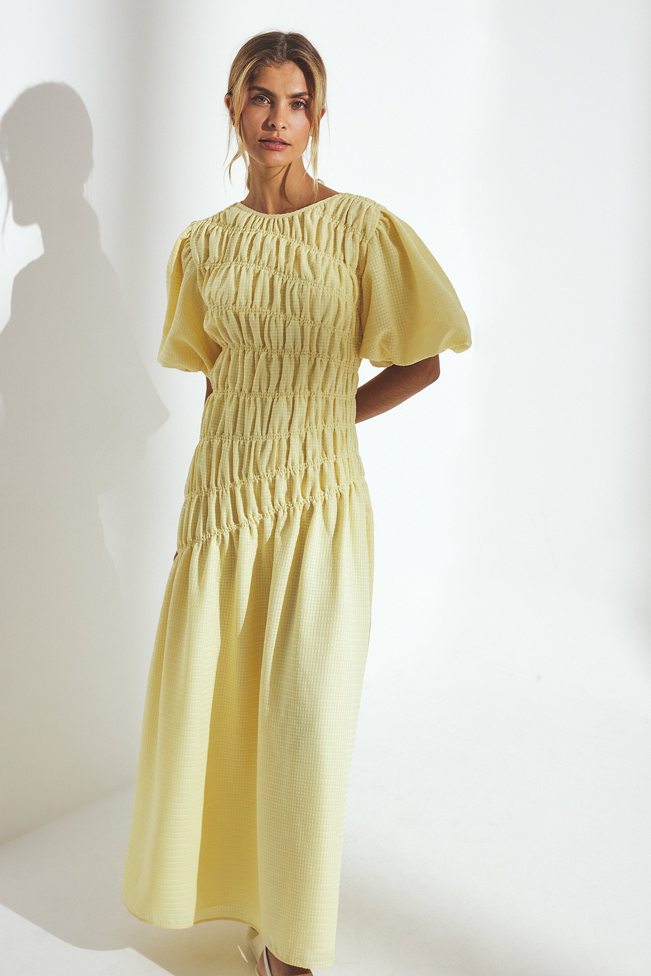 NA-KD SMOCK DETAIL PUFF SLEEVE - Maxi dress - light yellow/yellow - Zalando