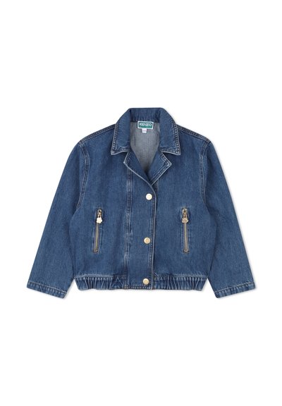 Giacca in denim di colore blu scuro con colletto, design cropped, due tasche anteriori con zip e dettagli in bottone color oro.