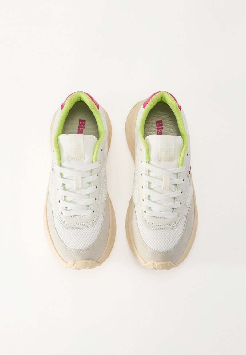 Sneakers bianchi in rete con accenti verde lime e rosa, punta rotonda, suola spessa beige e lacci piatti. Pannelli testurizzati ai lati.