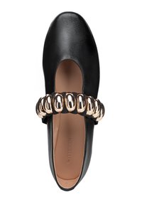 Scarpa in pelle nera con punta tonda e design a intaglio, caratterizzata da una fascia di perline in tonalità oro che attraversa il mezzo piede e un interno liscio.