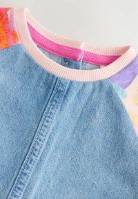 Next REGULAR FIT - RAGLAN - Džinsa auduma kleita - pink monster
