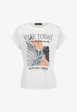 Hvit T-skjorte med korte ermer, med abstrakt blomsterdesign og motiverende tekst: "Gjør dagen fantastisk, vær den beste versjonen av deg selv."