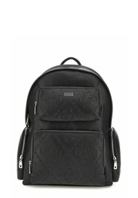 Zaino in pelle nera con motivo logo in rilievo. Presenta una tasca frontale con zip, scomparti laterali con zip e manico superiore per il trasporto.