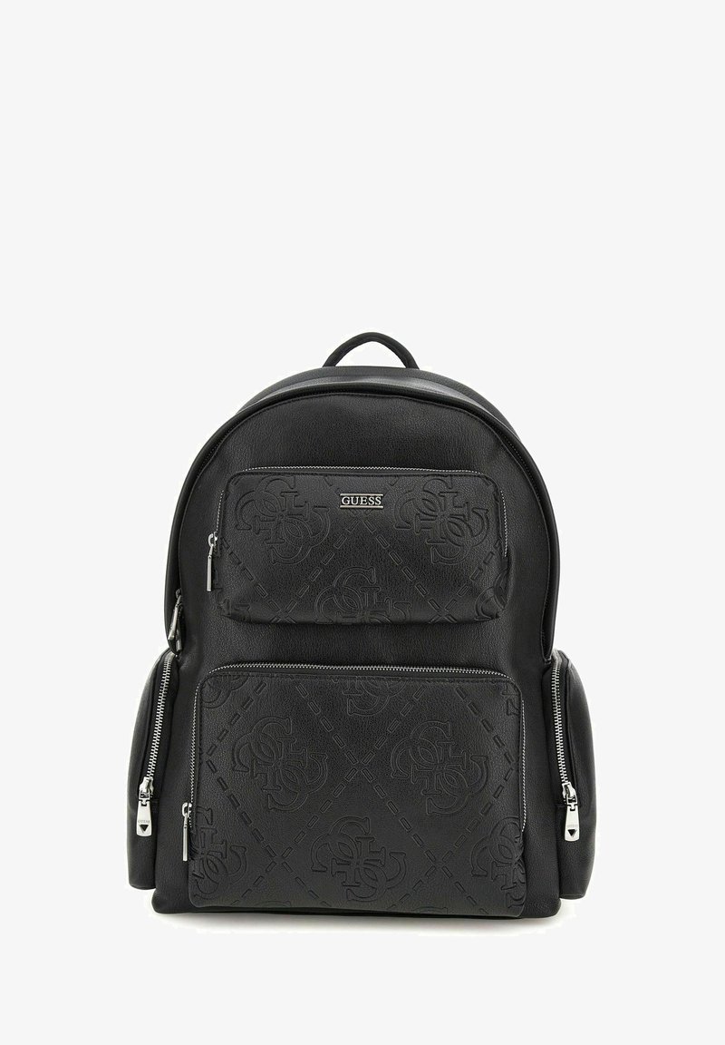 Zaino in pelle nera con motivo logo in rilievo. Presenta una tasca frontale con zip, scomparti laterali con zip e manico superiore per il trasporto.