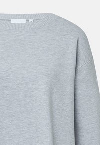 Hellegrau gestreifter Strickpullover mit Rundhalsausschnitt und langen Ärmeln, von vorne gezeigt.