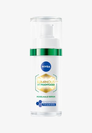 Weiße Flasche mit transparentem Pumpenverschluss, akzentuiert durch einen grünen Streifen. Das Etikett zeigt ein goldenes Sechseck und einen blauen Kreis mit NIVEA-Branding.
