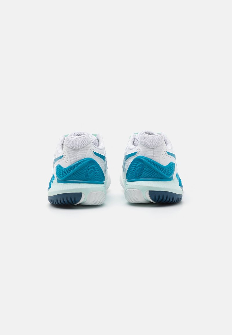 Scarpe sportive bianche con accenti blu. Tomaia in mesh testurizzato, suola ammortizzata e supporto per il tallone rinforzato. Il design include una forma curva.