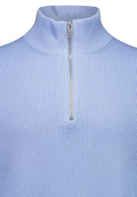 Maglione azzurro chiaro a costine con collo alto e cerniera frontale. La texture è morbida con linee verticali e una silhouette aderente.