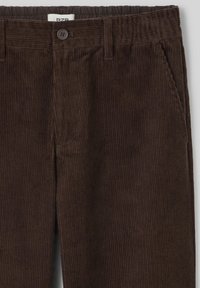 Pantalon en velours côtelé marron avec un motif rayé texturé, doté d'une fermeture à bouton, d'une taille élastique et de poches avant.