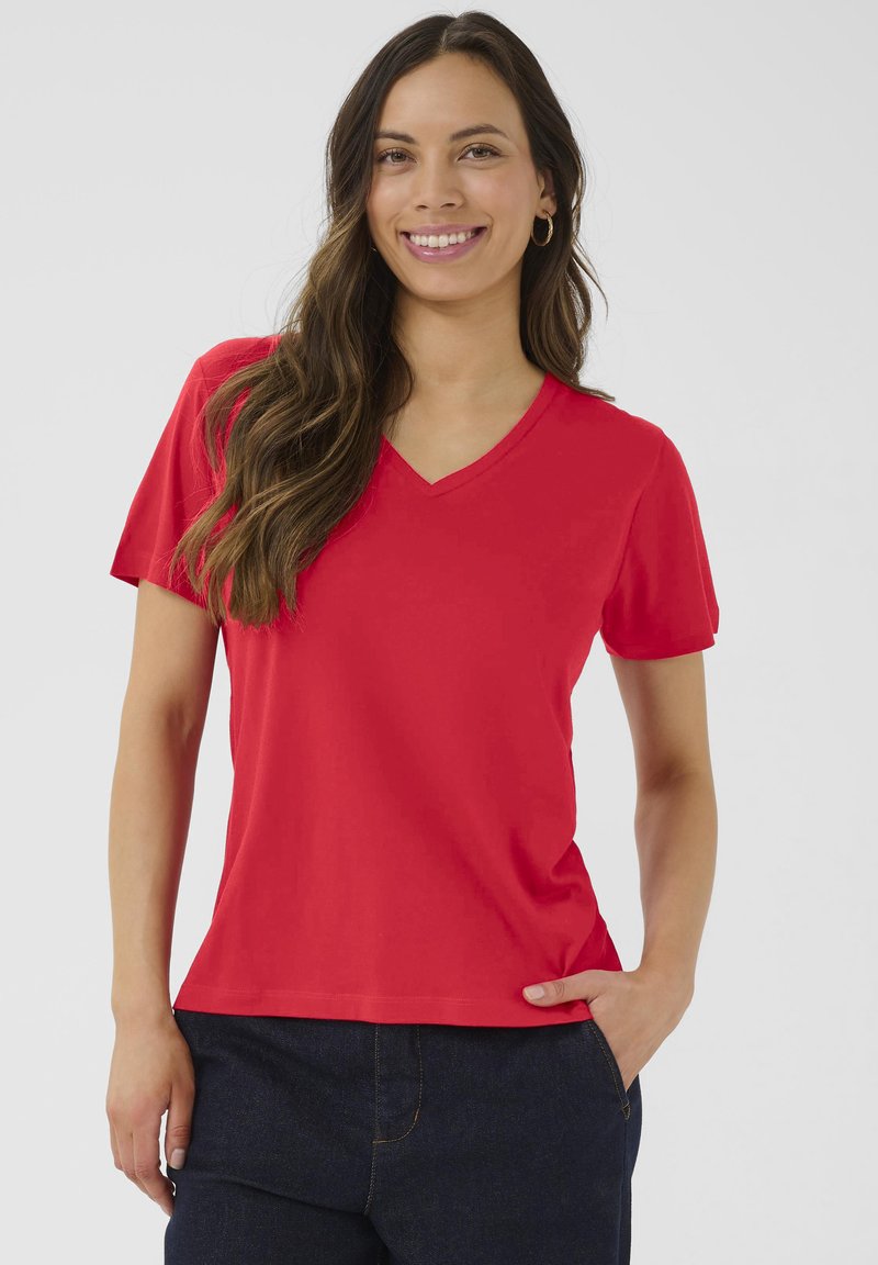 Röd V-ringad t-shirt i mjukt tyg, med korta ärmar och avslappnad passform. T-shirten har en jämn textur och minimalistisk design.