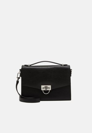Bolso rectangular de cuero negro con asa superior, correa de hombro desmontable y cierre plateado con detalle circular e iniciales.