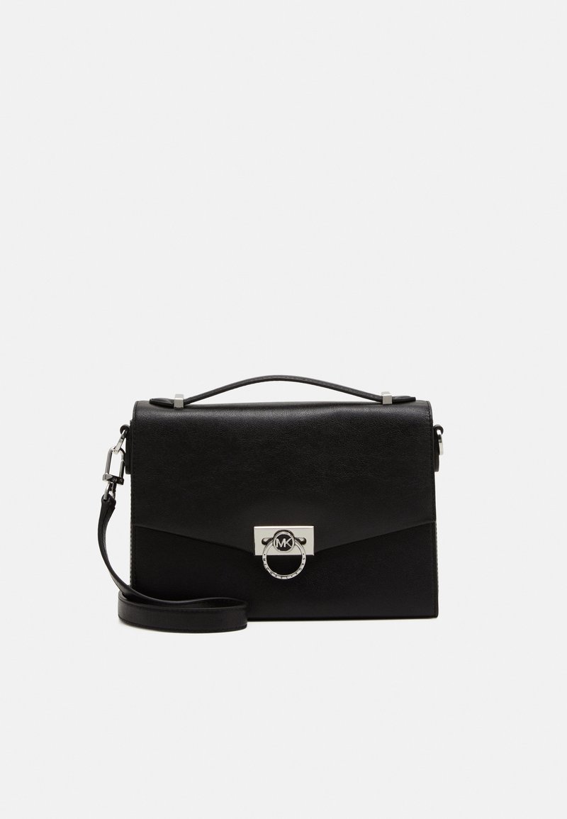 Sac à main rectangulaire en cuir noir avec poignée supérieure, bandoulière amovible et fermoir argenté avec détail circulaire et initiales.