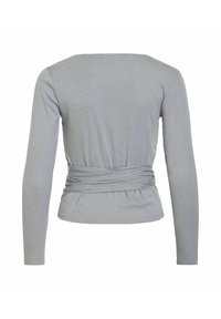 Ανοιχτό γκρι μακρυμάνικη μπλούζα με λεπτομέρεια τύπου τύλιγμα στη μέση, εμφανιζόμενη από πίσω σε λευκό φόντο.