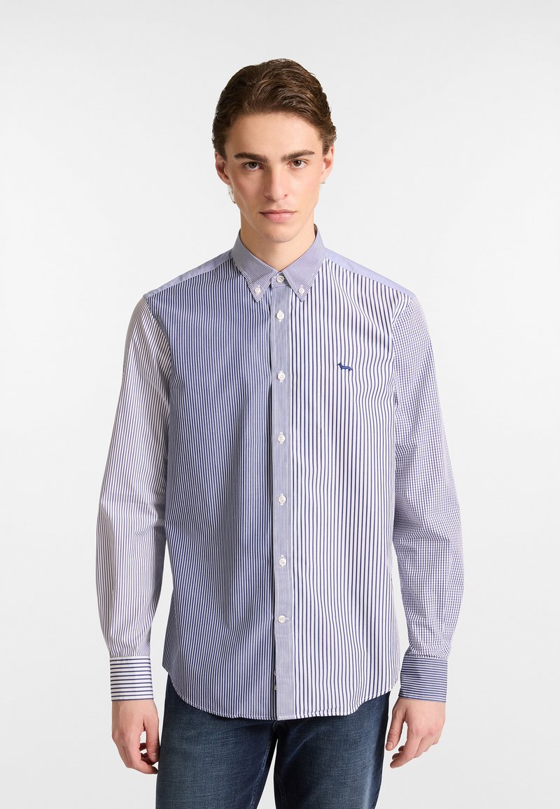 Gestreept overhemd met verticale blauwwitte strepen, een button-down kraag en een klein geborduurd logo op de borst.