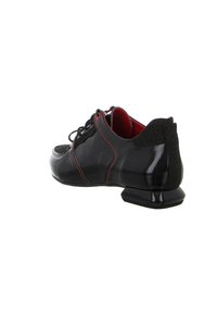 Schwarzer Lederschuh mit glänzendem Finish, roten Akzenten, einer strukturierten schwarzen Ferse und kontrastierenden Nähten. Niedrig geschnittenes Design mit Schnürsenkeln.