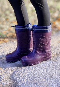 paarse rubberlaarzen met een gestructureerd oppervlak en zigzagpatroon. Voorzien van een blauwe boord en een verstelbaar trekkoord aan de bovenkant.