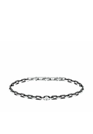 Zwart en zilverkleurig kettingarmband met rechthoekige schakels en een klein zilverkleurig rond embleem met een drietand symbool in het midden.