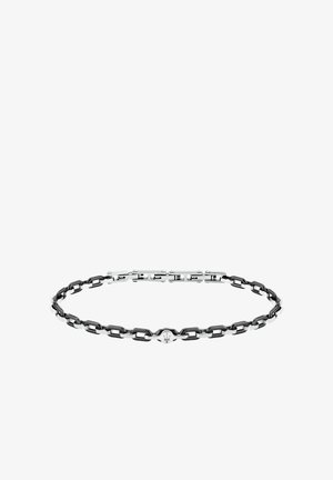 Zwart en zilverkleurig kettingarmband met rechthoekige schakels en een klein zilverkleurig rond embleem met een drietand symbool in het midden.