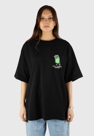 Czarny oversize t-shirt wykonany z bawełny, z zieloną grafiką kreskówkową z przodu oraz napisem "FULLY CHARGE HOMEBOY" poniżej.
