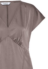 Robe taupe à manches courtes, encolure en V, taille froncée et tissu lisse légèrement brillant de la collection b.young.