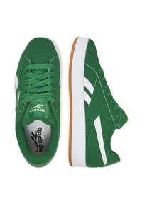 Zielone sneakersy Reebok z białymi akcentami, materiałowa cholewka, sznurowanie, wyś paddedzany kołnierz i gumowa podeszwa. Niskoprofilowy design z perforacjami.