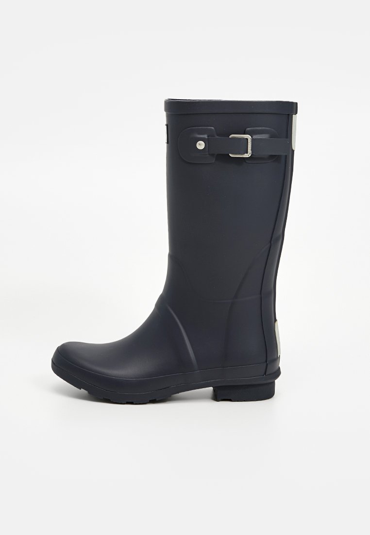 Botas de lluvia de goma azul oscuro con un acabado suave, punta redondeada, detalle de hebilla lateral y suela texturizada para mayor agarre.