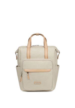 Zaino beige strutturato con manici in pelle marrone chiaro, tasca frontale con cerniera, tasche laterali e dettagli in argento sulla cerniera, mostrato in posizione verticale su sfondo bianco.
