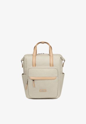 Zaino beige strutturato con manici in pelle marrone chiaro, tasca frontale con cerniera, tasche laterali e dettagli in argento sulla cerniera, mostrato in posizione verticale su sfondo bianco.