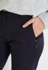 Grain de Malice Chino - marine