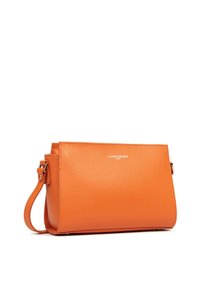 Borsa a tracolla in pelle arancione con forma rettangolare strutturata, dotata di un logo in argento e di una tracolla staccabile. Superficie testurizzata.