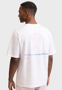 Redefined Rebel - JORDAN TEE BOXY FIT - Print T-shirt - snow white Thumbnail Image 1