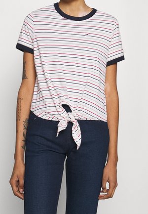 Gestreept katoenen T-shirt met een geknoopte voorkant. Heeft horizontale rode en marineblauwe strepen op een lichte achtergrond. Contrasthals en mouwen in marineblauw.