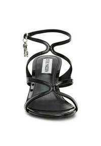 Sandal con tacco alto nera, con cinturini, in elegante pelle verniciata, punta aperta e un charm a forma di chiave decorativo sul cinturino alla caviglia.
