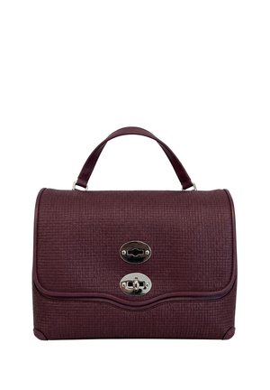 Borsa a mano in pelle strutturata bordeaux scuro con manico superiore e due chiusure a girante in metallo argentato sulla patta anteriore.