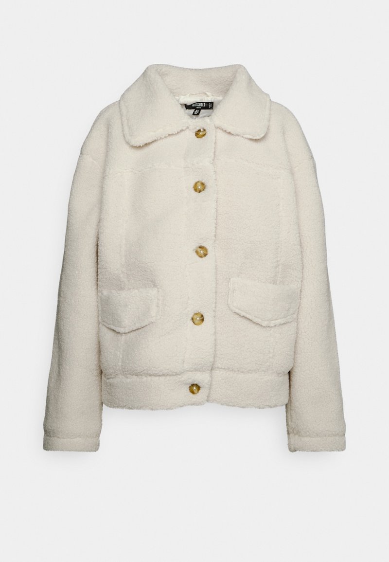 Jasno kremowa kurtka z polaru sherpa, z dużym kołnierzem, pięcioma guzikami w kolorze muszli żółwia oraz dwiema kieszeniami z klapką z przodu.