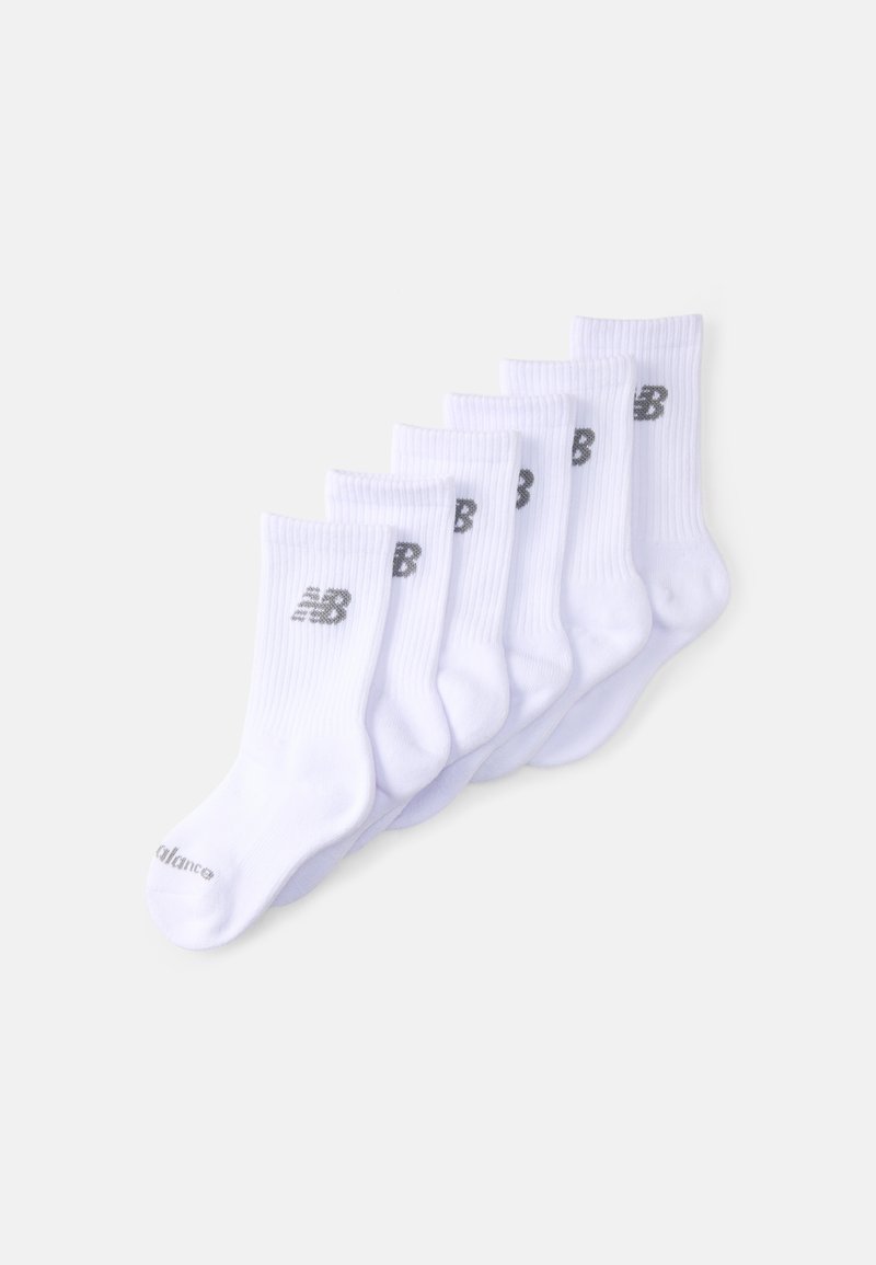 Calcetines blancos de crew fabricados en tela, con textura acanalada y logotipo de New Balance en gris. Conjunto de seis pares, diseño uniforme.