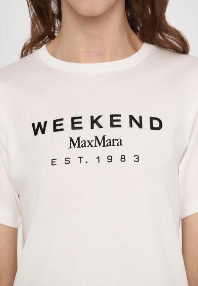 Weißes Baumwoll-T-Shirt mit kurzen Ärmeln, das mit schwarzem gesticktem Text verziert ist: "WEEKEND MaxMara EST. 1983". Rundhals, glatte Textur.