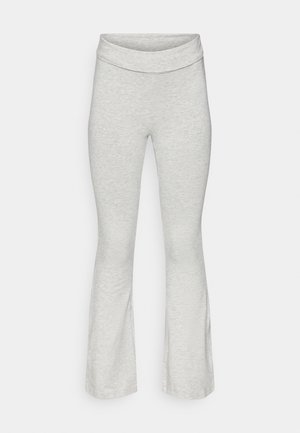 Svetlo sive razširjene pajkice iz mehkega, prožnega materiala, z širokim pasom in gladko, brez dodatkov teksturo.