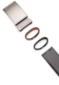 Metalowa klamra z wygrawerowanym napisem "PROCHNIK", w towarzystwie dwóch pasków: brązowego skórzanego i czarnego gumowego. Czarny skórzany pasek ma dekoracyjne ćwieki.