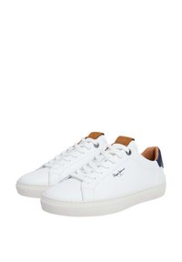 Zapatillas de cuero blanco con una textura suave, punta redondeada, detalles en cuero marrón claro en la lengüeta y el talón, y un logo sutil en el costado.