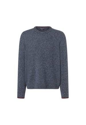 Gebreide ronde halstrui in donkerblauw met een gemêleerde textuur. Heeft geribbelde boorden en onderrand, met een subtiele rode accent bij de mouw.